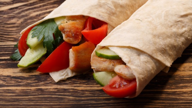 Nutriționist: Cum se poate slăbi cu fast food și junk food