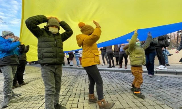 Ce spun psihologii despre copiii care sunt martori ai tragediei din Ucraina