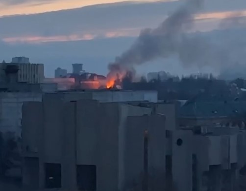 Locuitorii din Kiev se trezesc pentru a treia dimineață cu explozii. Asaltul rus continuă. Video