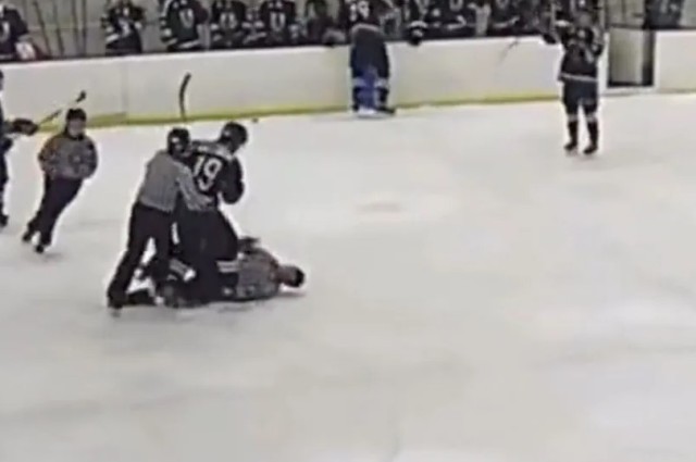 Un jucător din United States Premier Hockey League a primit o suspendare pe viaţă după ce a lovit un arbitru