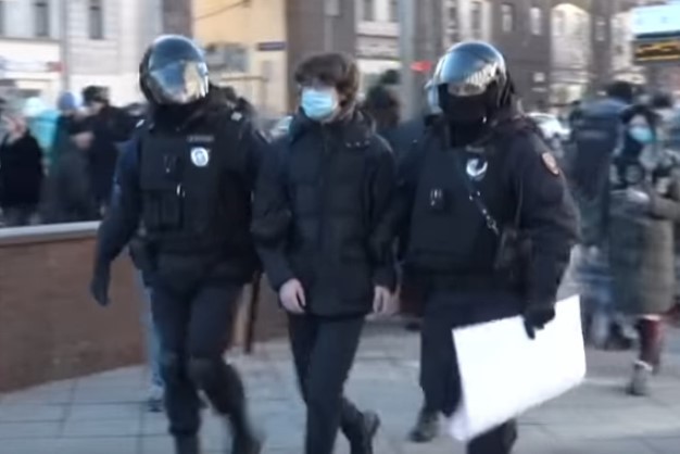 ONG: Numărul manifestanţilor împotriva războiului arestaţi în Rusia a crescut la 2.000