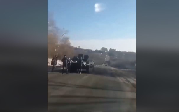 Video viral: Soldați ruși, rămași cu blindatul fără combustibil. Șofer ucrainean: „Vă tractez eu înapoi în Rusia?“