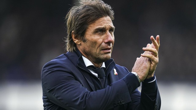 Antrenorul Antonio Conte a dezmințit că va semna cu PSG