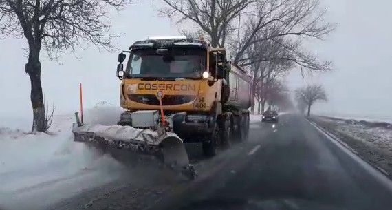 Atenție șoferi! Se circulă în condiții de vizibilitate redusă din cauza ninsorii, în județele Constanța și Tulcea
