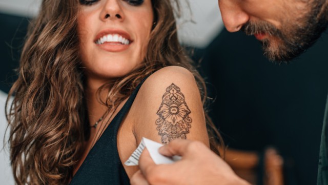 Tatuajele cu henna. Când pot deveni periculoase și la ce trebuie să fiți atenți
