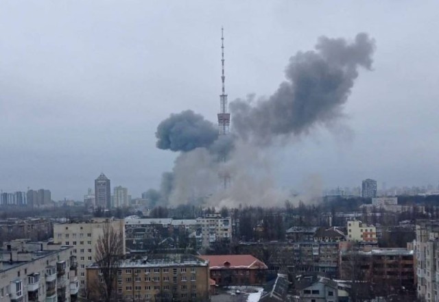 Rușii continuă bombardamentele în Kiev: turnul radio-tv și un complex rezidențial, vizate! Video