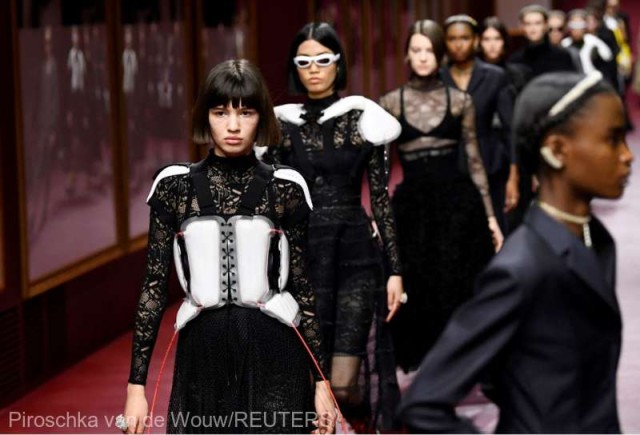 Săptămâna Modei, Paris: Articole din piele, minijupe şi jachete voluminoase, prezente la firmele Courreges şi Rochas