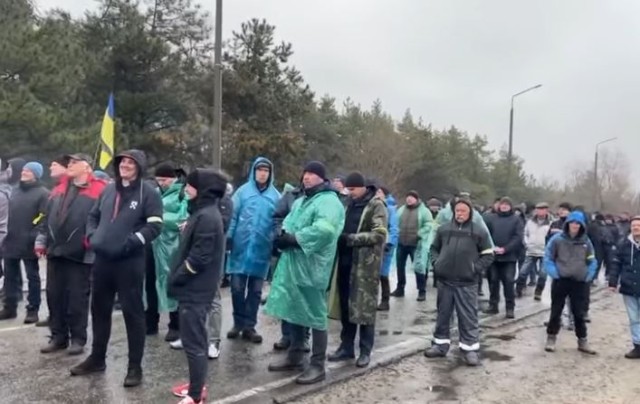 Forțele ruse oprite de oameni cu mâinile goale în sud-estul Ucrainei. Video