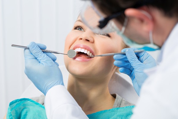 Stomatologii români oferă refugiaților ucraineni tratamente gratuite