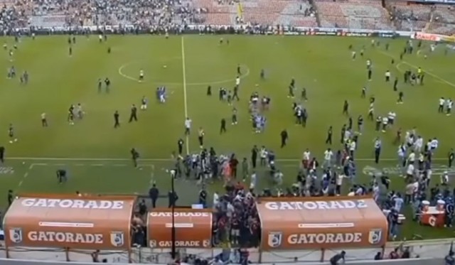 Doi morţi şi zeci de răniţi, după o bătaie uriaşă între suporteri la un meci de fotbal din Mexic. Video