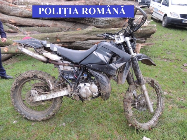 Doi tineri au furat o motocicletă din Comana