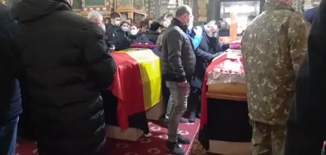 Mare de lacrimi la înmormântarea eroilor militari, morți în tragedia de la Cogealac! VIDEO