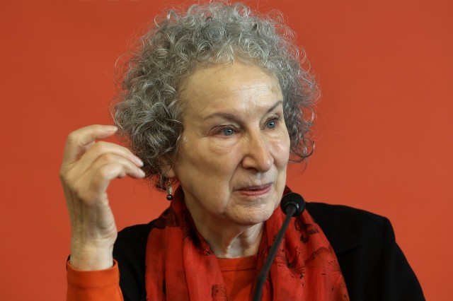 Peste 1.000 de scriitori, inclusiv Atwood, Rushdie şi Pamuk, condamnă invazia rusă din Ucraina