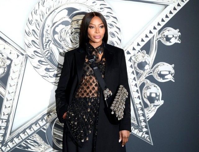 Naomi Campbell, pe podium cu sânii la vedere, la 51 de ani. Diva a făcut ravagii la Fashion Week