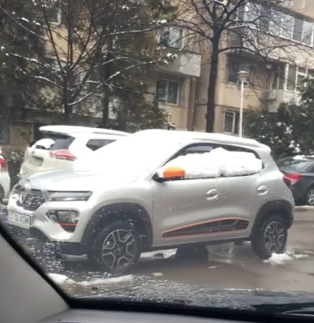 Și-a parcat mașina în mijlocul străzii și... a venit iarna! VIDEO