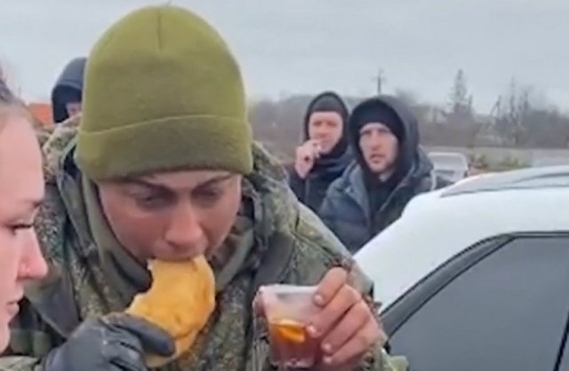 Un militar rus, devenit prizonier de război, izbucnește în plâns atunci când primește hrană de la ucraineni. Video