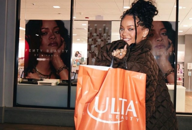 Rihanna, în cea mai îndrăzneaţă ţinută: cu burtica de gravidă pe afară şi fără sutien