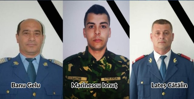 Militarii morți în accidentele aviatice de la Cogealac, decorați de președintele Iohannis