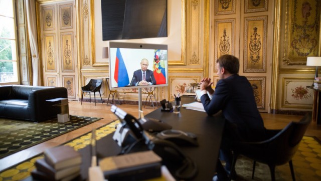 Putin a vorbit la telefon cu Macron și i-a spus că Rusia va obţine demilitarizarea Ucrainei