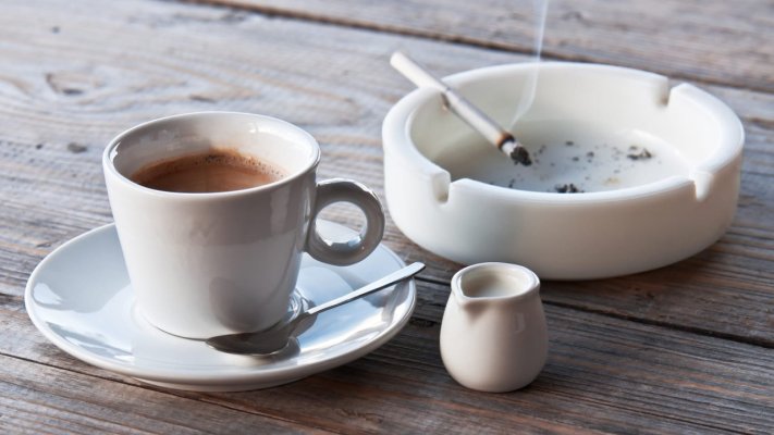 Fumezi și bei cafea dimineața pe stomacul gol? Iată cum te afectează acest obicei
