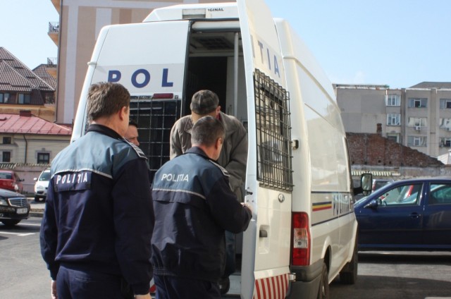 A scăpat cu amendă penală, după ce a lovit un polițist