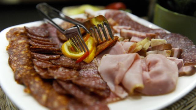 Studiul care dezvăluie cu ce trebuie înlocuite mezelurile în alimentație, pentru o viață mai lungă