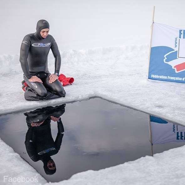 Record mondial la înot sub gheaţă, stabilit de francezul Arthur Guerin-Boeri