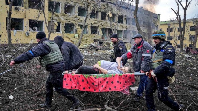 Femeia însărcinată, scoasă pe targă din maternitatea bombardată din Mariupol, a murit