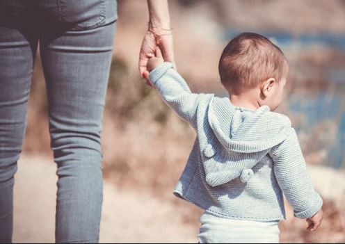 AUR: Iniţiativă legislativă în sprijinul familiilor tinere cu copii