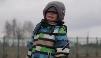 Imagini sfâșietoare: Un copil de 5 ani merge singur și trece granița, plângând, în Polonia. Video