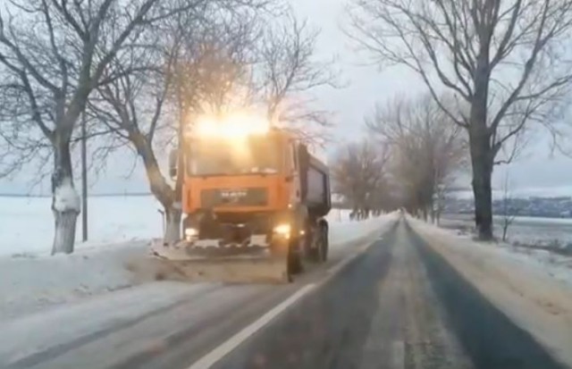 Utilajele de deszăpezire au intervenit pe DN 22A! Video