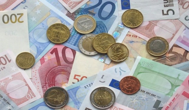 Cursul valutar: leul s-a depreciat, miercuri, în raport cu euro, dar a crescut faţă de dolarul american