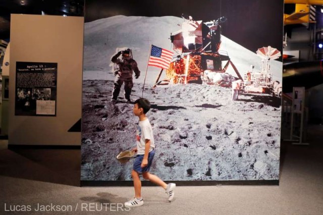 Fotografia originală cu Buzz Aldrin păşind pe Lună, vândută cu 7.700 de dolari la o licitaţie