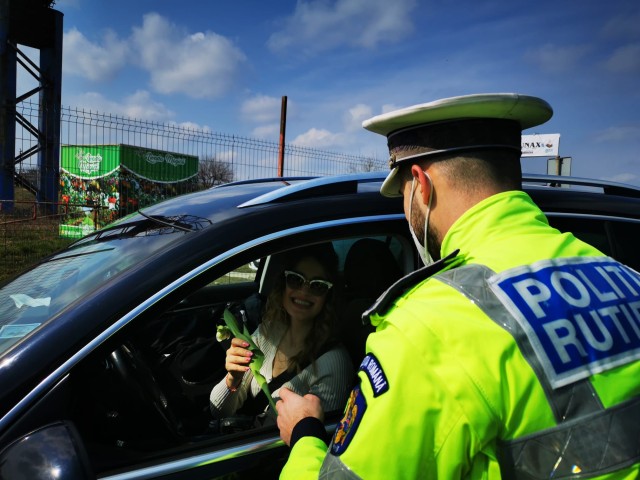 Polițiștii constănțeni au oferit flori, cafea și sfaturi preventive pentru șoferițe