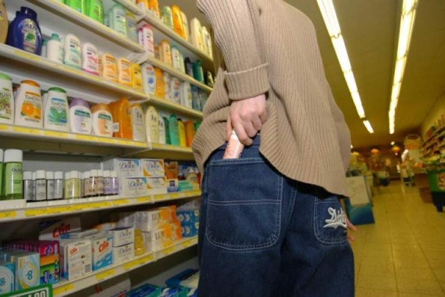 Fost violator, condamnat pentru furt de produse cosmetice din Profi