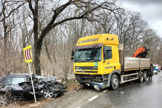 O mașină a intrat într-un autocamion, în apropiere de Isaccea; o persoană a murit