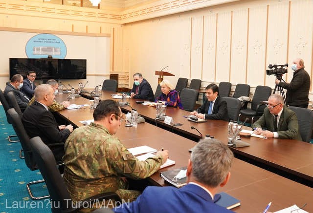 Miniştrii Dîncu şi Spătaru au discutat despre revitalizarea industriei de apărare a României