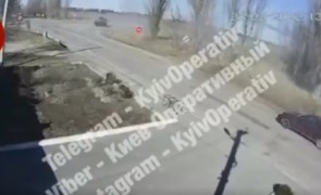 Un tanc rusesc trage într-o mașină plină de civili! video