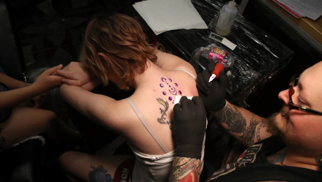 Tatuajele vechi pot provoca simptome asemănătoare cu cele ale cancerului