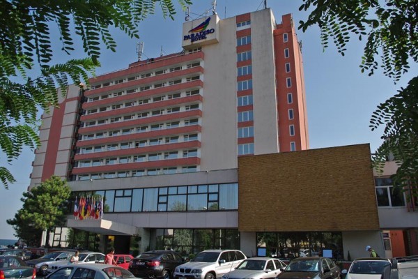 Au furat o statuie din curtea hotelului Paradiso din Mangalia!