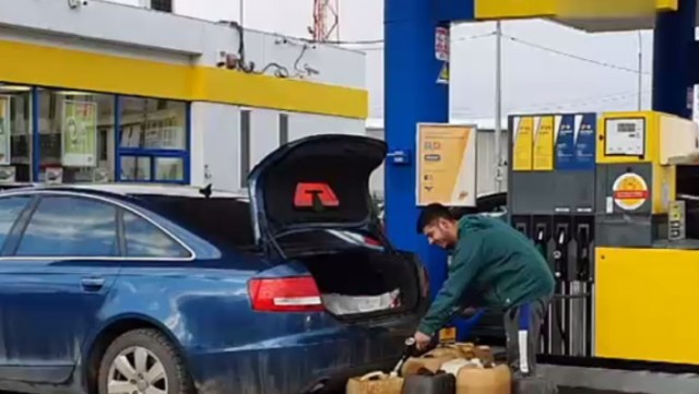 Ministrul Economiei: Verificăm cum s-a vândut combustibil în recipiente de plastic