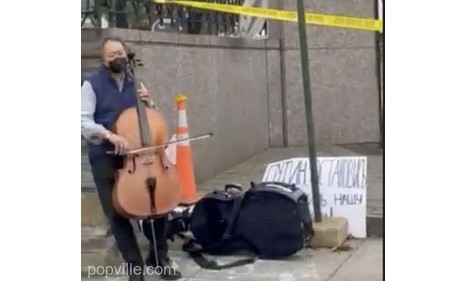 Celebrul violoncelist Yo-Yo Ma a organizat un protest muzical în faţa Ambasadei Rusiei din Washington