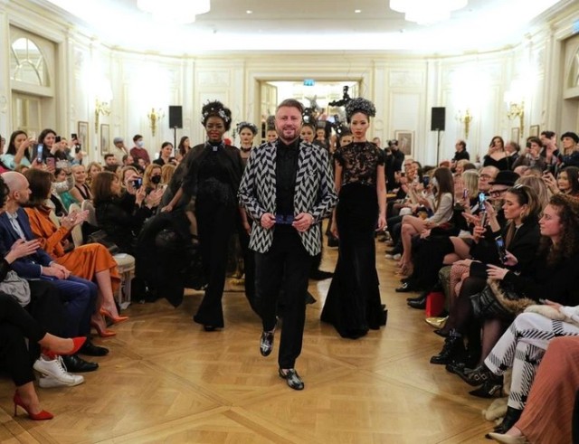 Loredana Groza a făcut spectacol la prezentarea de modă a lui Cătălin Botezatu de la Paris Fashion Week