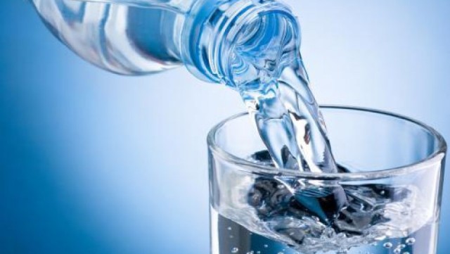 Studiu: Consumul de apă minerală ar putea fi una dintre cauzele obezității