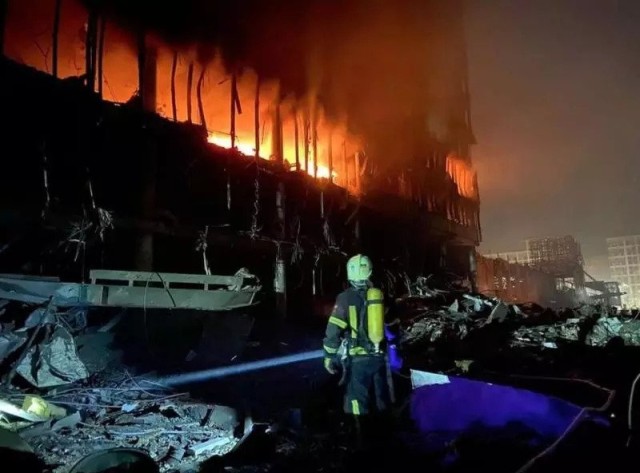 Rușii au lovit un mall din Kiev, cel puțin 6 oameni au murit. Video