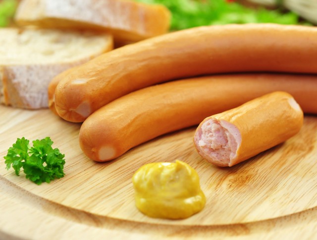 În România se vând crenvurști cu numai 23% carne. Toți au în componență E-uri