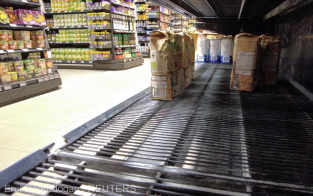 Războiul din Ucraina îi determină pe europeni să cumpere truse de supravieţuire şi alimente