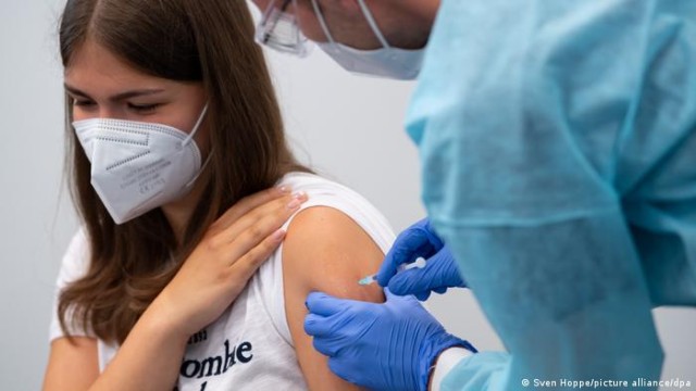 Coronavirus - Studiu: tinerii care se vaccinează cu a doua doză de vaccin sunt slab protejați de infectare