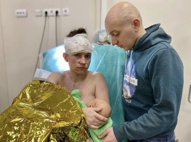 O mamă și-a protejat bebelușul cu propriul trup în timpul unui atac cu rachete în Kiev