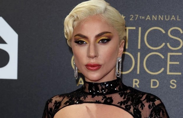 Lady Gaga, decolteu abisal la Critics Choice Awards. Rochia care a furat toate privirile pe covorul roșu